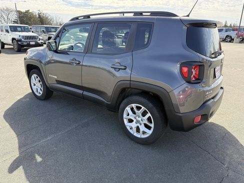 Used 2017 Jeep Renegade Latitude w/ Popular Equipment Group image 6
