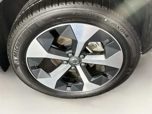 Used 2025 Volvo XC40 B5 Plus image 11