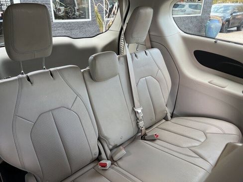 Certified 2018 Chrysler Pacifica Touring-L image 12