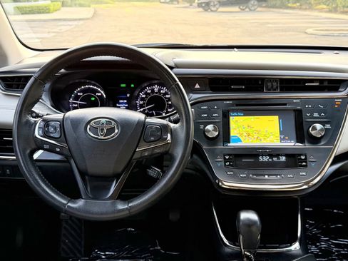 Used 2018 Toyota Avalon Limited image 12