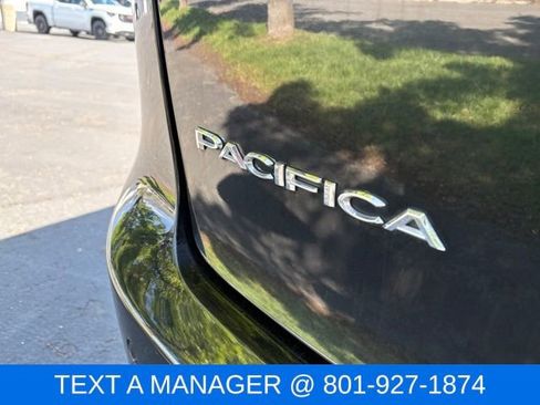 Used 2023 Chrysler Pacifica Touring-L FWD image 8
