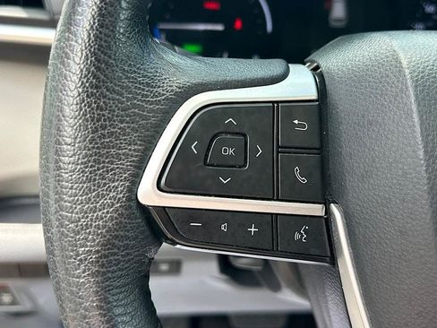 Used 2024 Toyota Sienna XLE FWD image 21