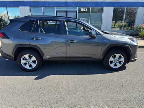 Used 2021 Toyota RAV4 LE AWD/4WD image 4