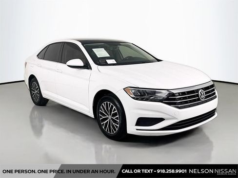 Used 2020 Volkswagen Jetta SE w/ SE Cold Weather Package FWD image 3