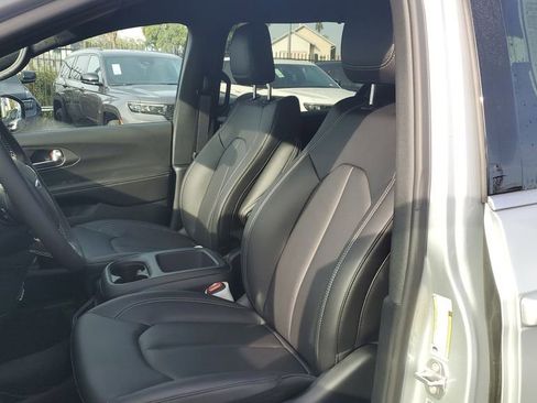 New 2026 Chrysler Pacifica Select image 17