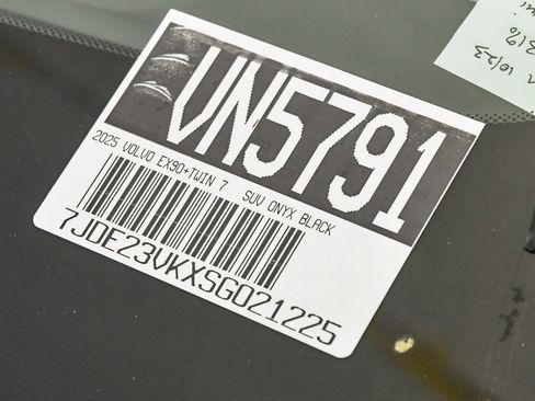 New 2025 Volvo EX90 Plus w/ Protection Package Premier image 32