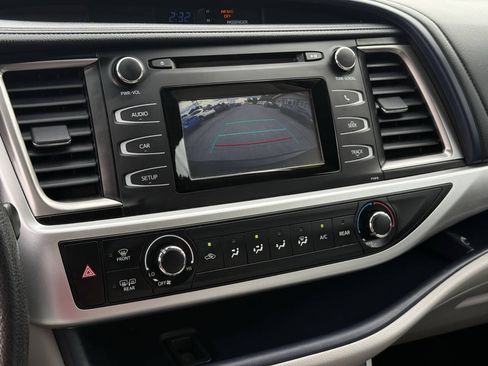 Used 2019 Toyota Highlander LE w/ Carpet Mat Package (TMS) AWD/4WD image 22