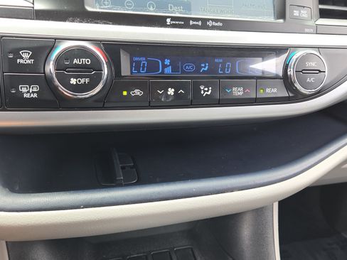 Used 2017 Toyota Highlander XLE FWD image 31