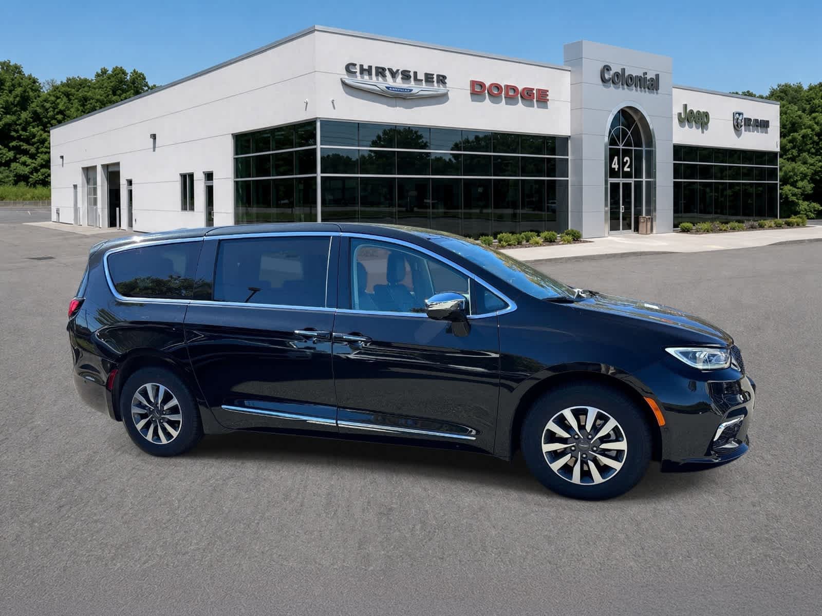 Used 2023 Chrysler Pacifica Limited w/ Uconnect Theater Family Group FWD image 5