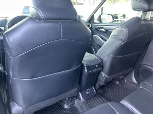 Used 2022 Toyota Highlander XLE image 26