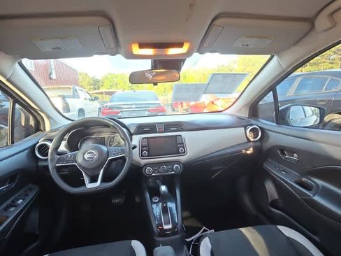 Used 2020 Nissan Versa SV image 5