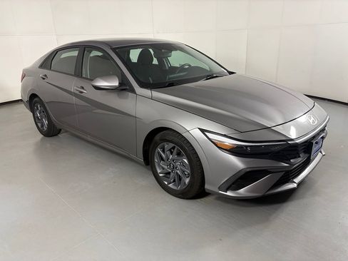 Used 2024 Hyundai Elantra SEL FWD image 3