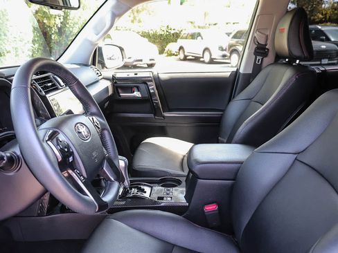 Used 2022 Toyota 4Runner TRD Off-Road Premium w/ Moonroof Package AWD/4WD image 18