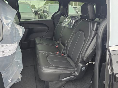 New 2026 Chrysler Pacifica Select image 13