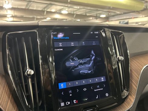 Certified 2022 Volvo XC60 B5 Momentum w/ Climate Package image 17