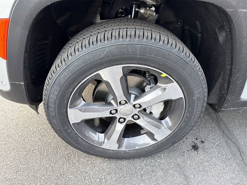 New 2025 Jeep Grand Cherokee Limited image 6