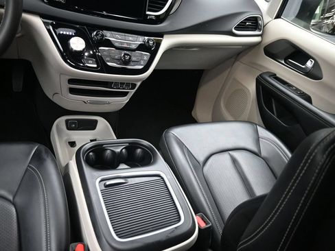 Used 2023 Chrysler Pacifica Touring-L FWD image 16