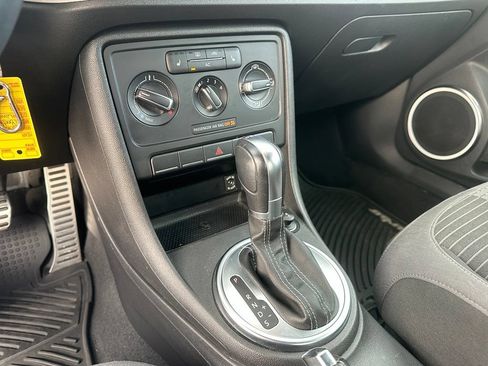 Used 2012 Volkswagen Beetle Launch Edition FWD image 17