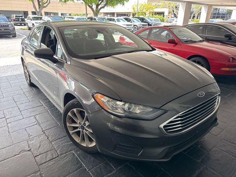 Used 2019 Ford Fusion SE image 2
