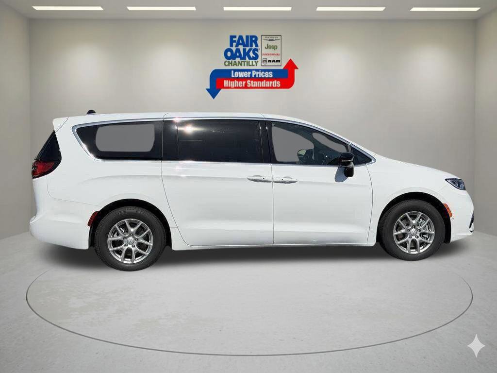 New 2026 Chrysler Pacifica Select FWD image 5