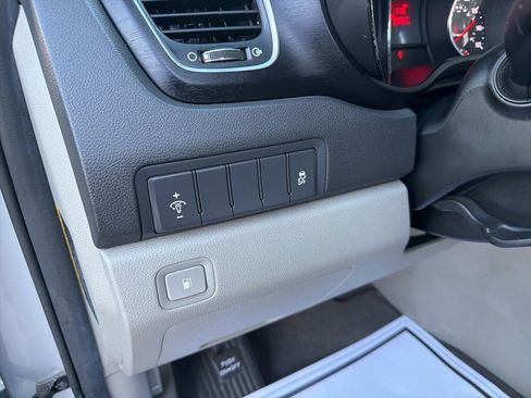 Certified 2018 Kia Sedona L image 33