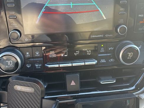 Certified 2021 Toyota Highlander XLE image 3