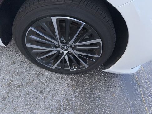 Used 2025 Lexus ES 350 w/ Premium Package FWD image 2