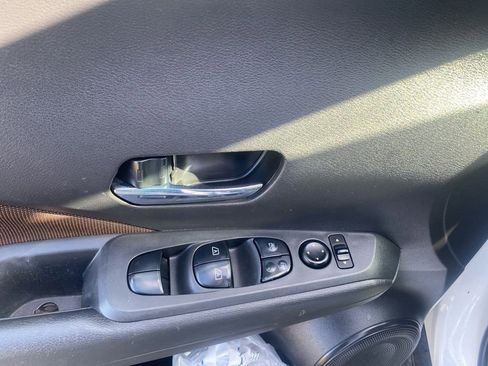 Used 2021 Nissan Kicks SR image 11