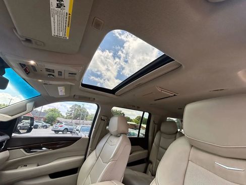 Used 2017 Cadillac Escalade ESV Premium Luxury image 35
