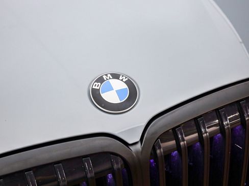 Certified 2025 BMW X7 xDrive40i w/ M Sport Package image 9