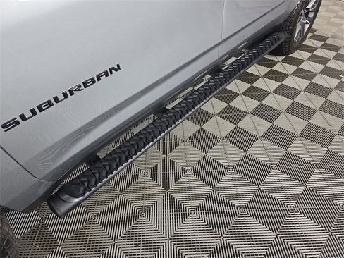 Used 2024 Chevrolet Suburban Z71 w/ Luxury Package image 9