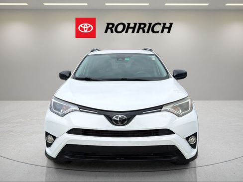 Used 2018 Toyota RAV4 LE FWD image 2