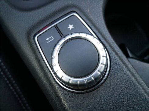 Used 2020 Mercedes-Benz GLA 250 4MATIC image 24