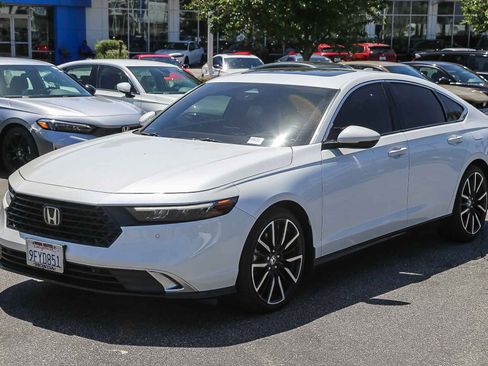 Used 2023 Honda Accord Touring image 3