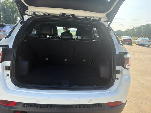 Used 2025 Jeep Compass Trailhawk AWD/4WD image 4