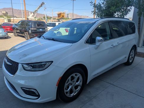 Used 2022 Chrysler Pacifica Limited FWD image 3