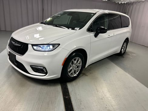 Used 2024 Chrysler Pacifica Touring-L FWD image 3