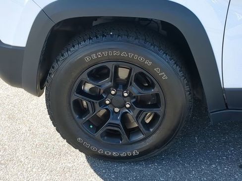 Used 2021 Jeep Cherokee Trailhawk w/ Premium Leather Package image 12