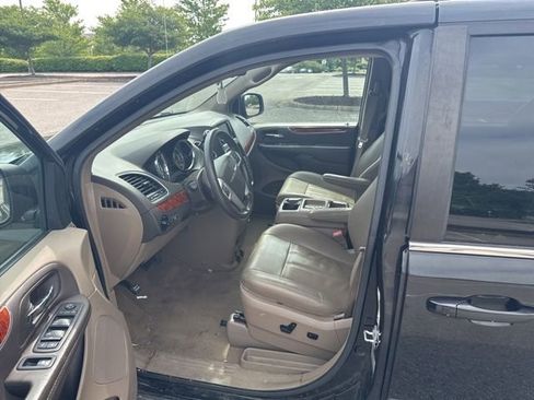 Used 2015 Chrysler Town & Country Touring FWD image 5