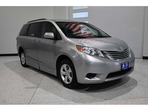 Used 2016 Toyota Sienna LE FWD image 3