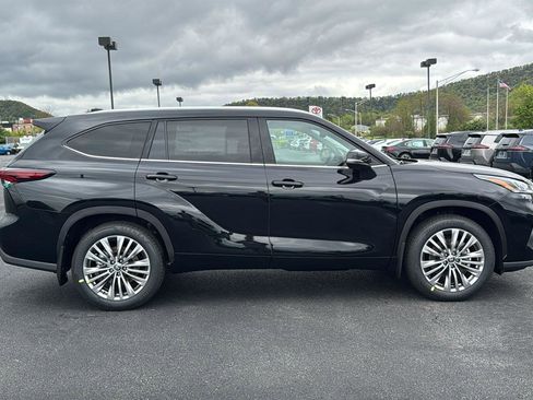 New 2026 Toyota Highlander Platinum AWD/4WD image 3