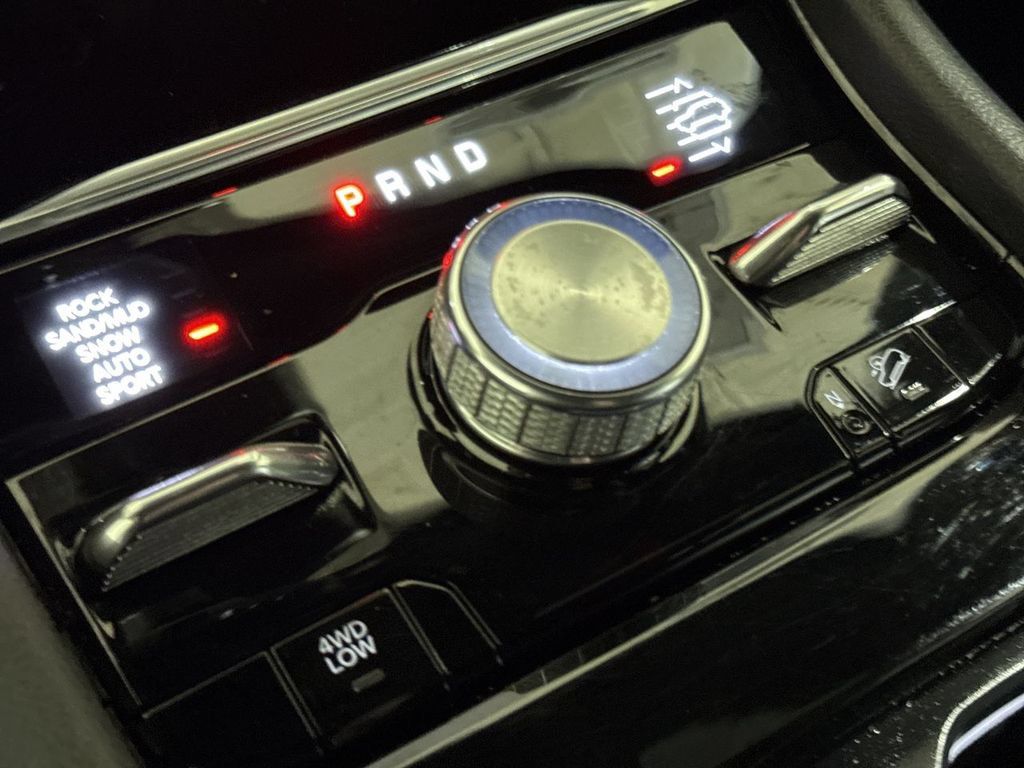 Used 2022 Jeep Grand Cherokee Overland w/ Luxury Tech Group IV AWD/4WD image 18