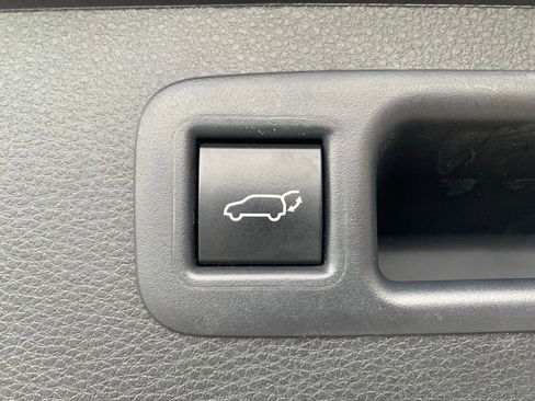 Used 2023 Toyota Highlander XLE AWD/4WD image 25