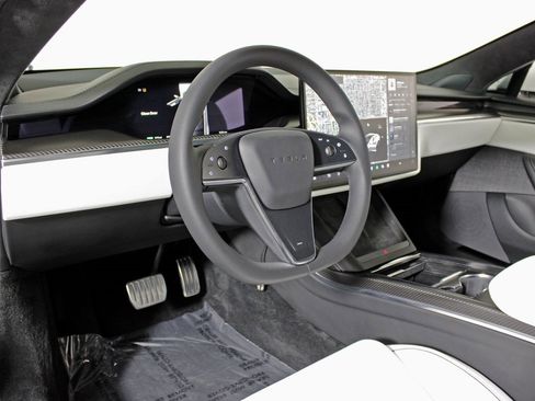 Used 2022 Tesla Model S Plaid image 4
