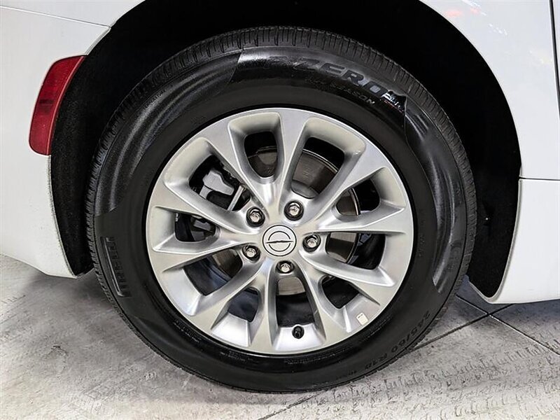 Used 2026 Chrysler Pacifica Limited FWD image 13