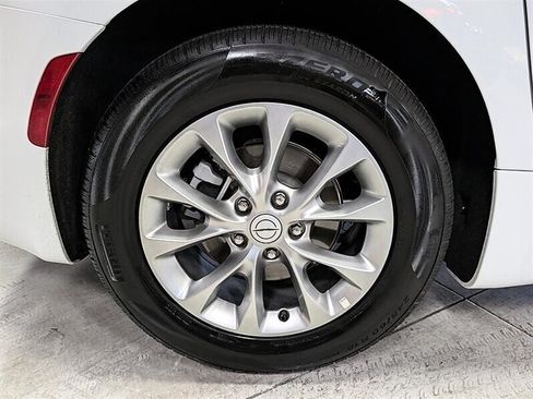 Used 2026 Chrysler Pacifica Limited FWD image 13