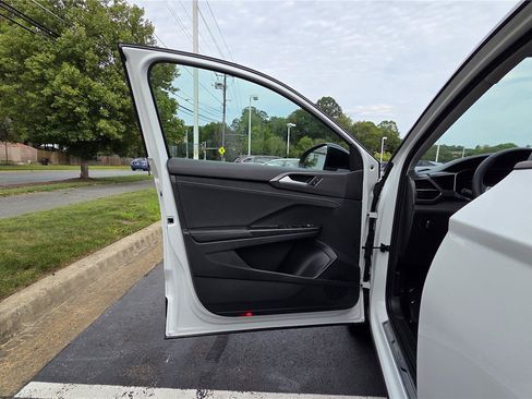 Certified 2025 Volkswagen Taos SE AWD/4WD image 13