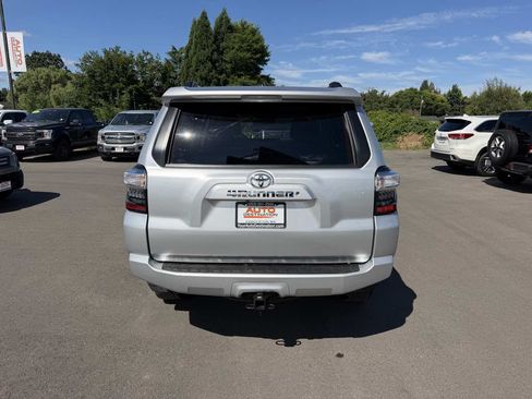 Used 2020 Toyota 4Runner SR5 AWD/4WD image 7