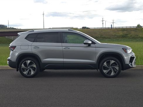 New 2026 Volkswagen Taos SE AWD/4WD image 2