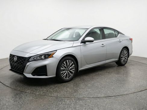 Used 2025 Nissan Altima 2.5 SV FWD image 3